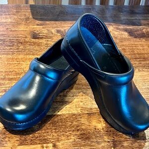 Women’s Dansko clogs Size 38 (7.5-8)